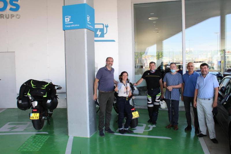 alicia sornosa en la estación de servicio los ibones con el equipo de de zoilo ríos